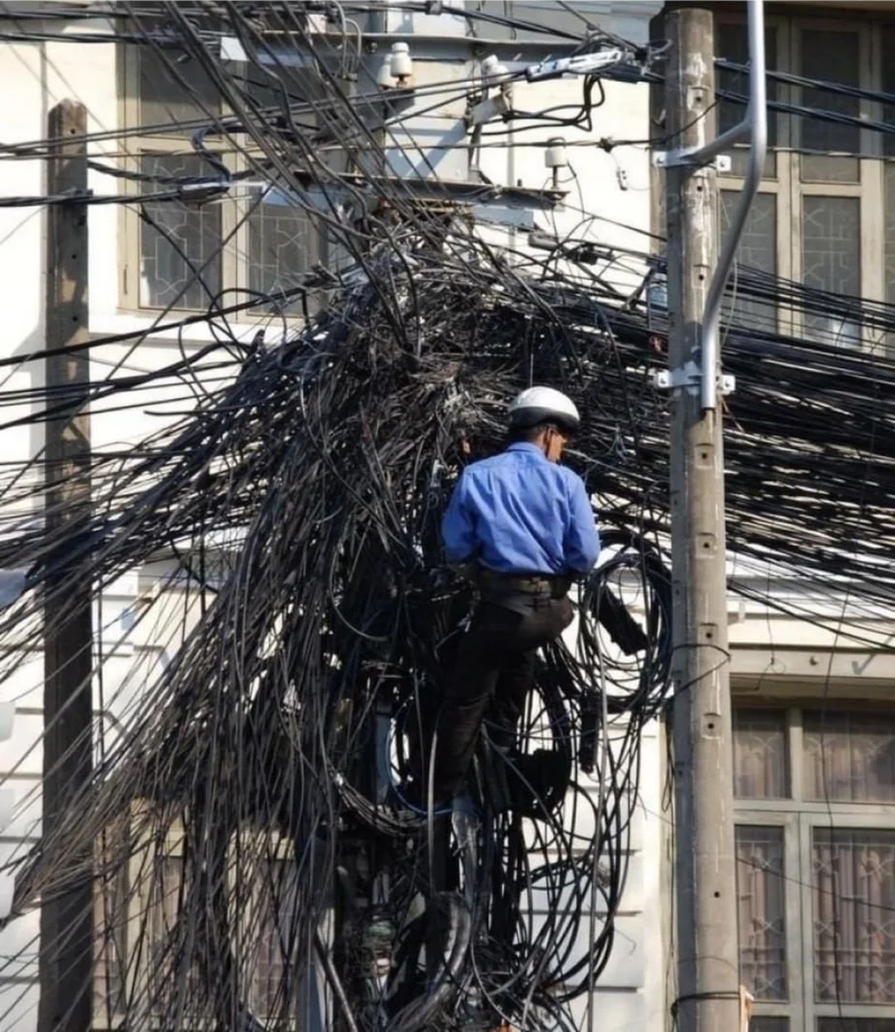 Illustration of tangled wires representing difficulty to debug something that is not well constructed
